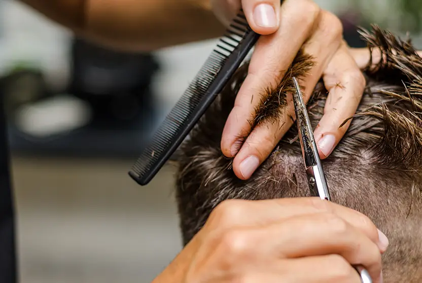 Coiffure homme à domicile avec coupe classique, dégradé et permanente