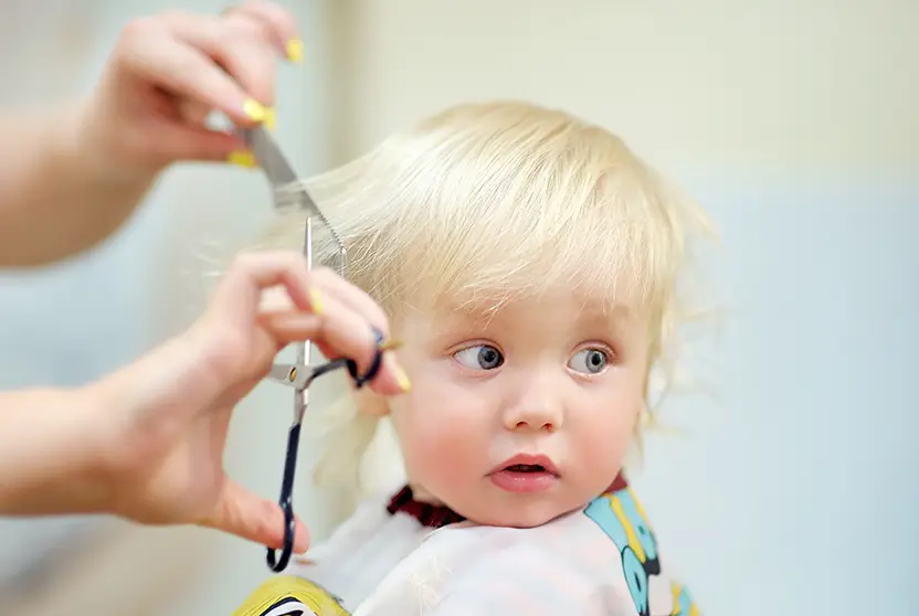 Coupe enfant à domicile : dégradé léger et frange