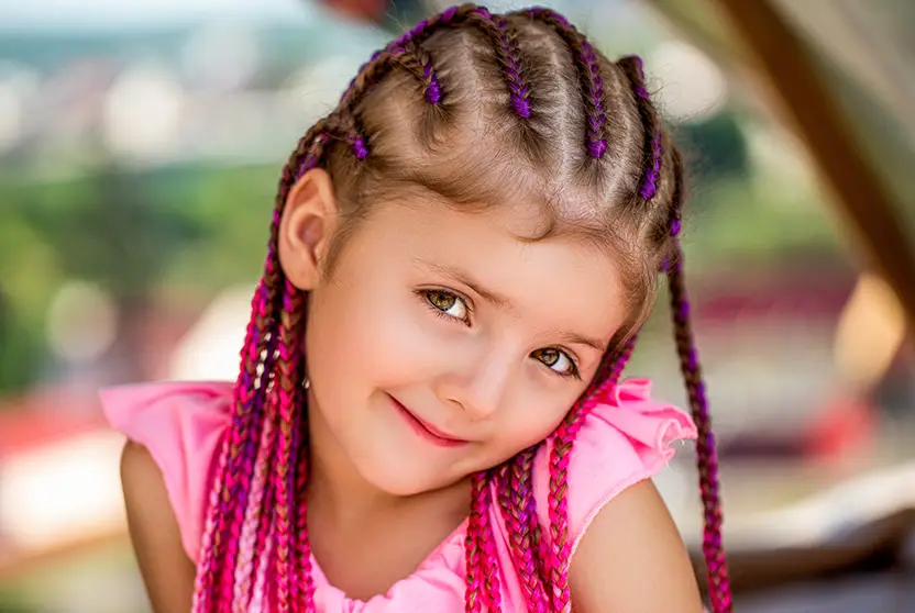 Tresses africaines, chignon simple et extensions fantaisie