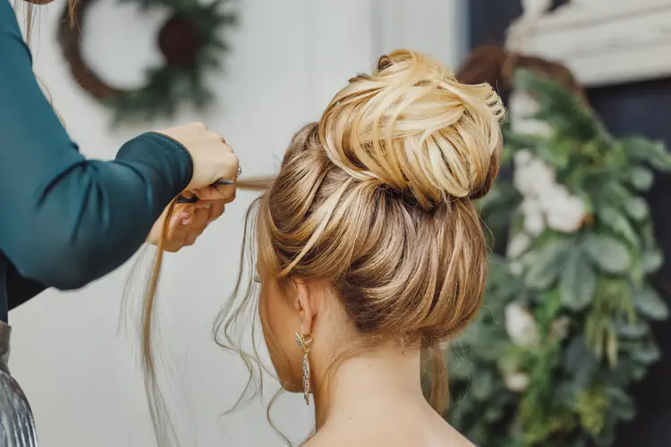 Chignon et coiffure de soirée à domicile