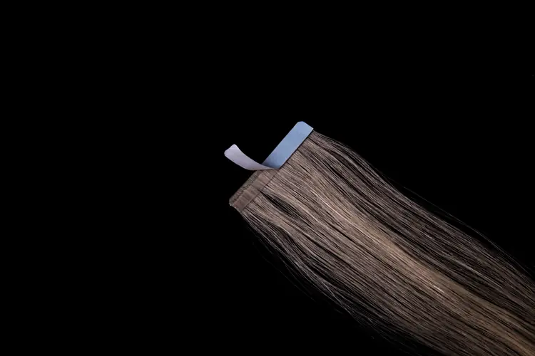 Pose d'extensions de cheveux adhésives