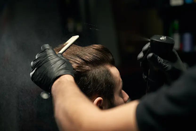 Soin capillaire fortifiant et coloration discrète pour homme à domicile